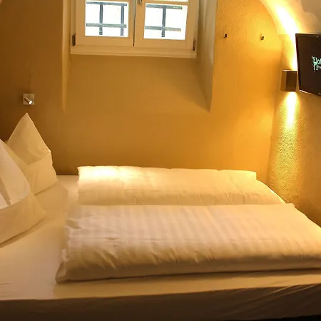 Knast-hotel Fronfeste Szálloda 2*